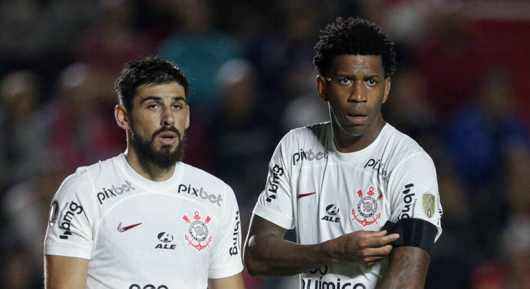 O uruguaio M&eacute;ndez estuda propostas para sair. E diretoria analisa se renova ou n&atilde;o com Gil, de 36 anos