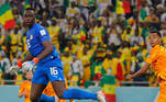 Mendy e Gapko assistem à bola entrar no gol na partida entre Holanda e Senegal