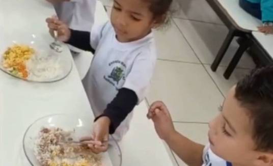 Menina ajuda amigo autista a comer e emociona (Reprodução/TikTok)