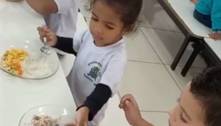 Menina ajuda amigo autista a comer merenda na escola e vídeo emociona a web; assista