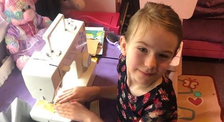 Ostara, de 8 anos, está aprendendo a costurar