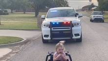 Policiais param menina de 2 anos que estava acima da velocidade e escovando os dentes