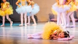 Menina dorme durante apresentação de balé (Ivan Fidelis/ Instagram/Reprodução/Tudo já Existe )