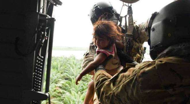 Menina indígena é resgatada de helicóptero em Honduras após tempestade