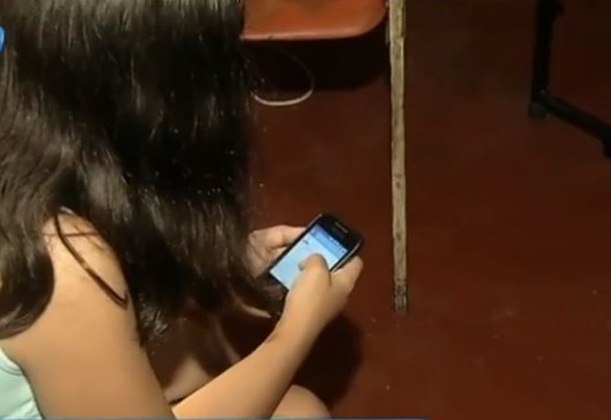 Vício Nas Mídias Sociais. Menina Sentada Com O Telefone Grudando