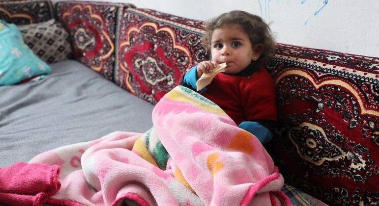 Bebê de quase 2 anos sobrevive, mas mãe e irmãos morrem A menina síria Raghad Ismail, de apenas 18 meses de idade, foi resgatada dos escombros da casa onde morava depois que o imóvel desabou no grande terremoto que causou devastação na Síria e na Turquia. Mas a maior parte da família da bebê, como a mãe e os irmãos, não resistiram. A criança saiu ilesa das ruínas na cidade síria de Azaz, na madrugada de segunda-feira (6). O pai também está vivo, mas com fraturas na coluna