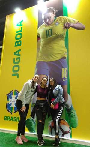 Estudantes na Brasil Expo Futebol (Cristina Charão / R7)