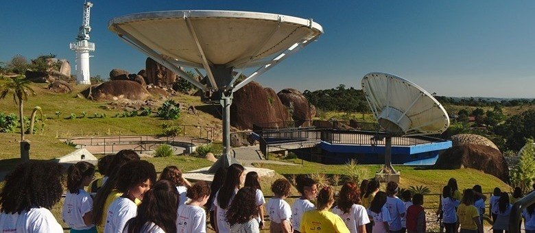 Meninas do ensino fundamental visitam laboratórios da Unicamp (Divulgação)