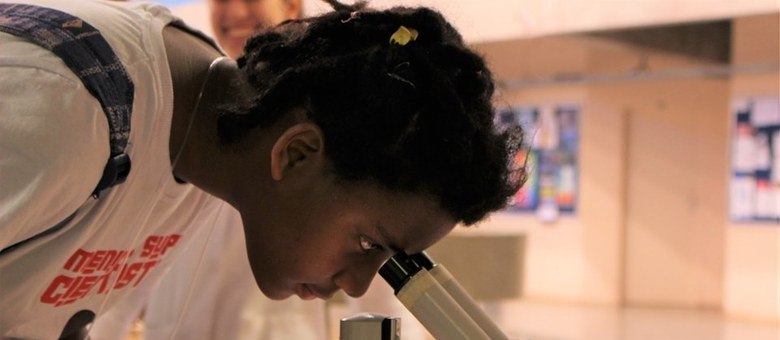 Meninas são incentivadas a participar das aulas e atuar nos laboratórios (Divulgação)