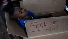 Criança é vista em caixa com a palavra 'França' em navio com 230 migrantes recusado pela Itália