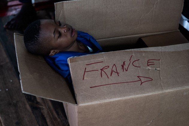 Criança é encontrada dentro de caixa de papelão com a palavra 'França'