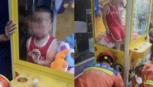 Menino é resgatado após ficar preso em máquina de bichinhos de pelúcia na China; assista