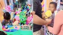 Criança travessa fica presa em máquina de bichinhos de pelúcia ao tentar alcançar brinquedo