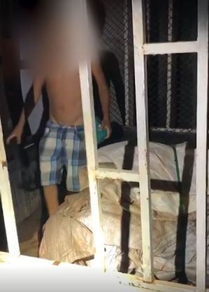 Criança estava numa espécie de jaula na caçamba de um veículo 