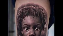 Mãe de menino negro que teve rosto tatuado sem autorização cobra remoção do desenho