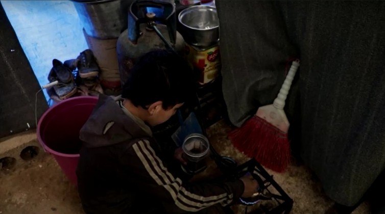Para se proteger do frio inverno da Síria, que além das baixas temperaturas tem chuvas torrenciais e neve, Mohammed precisou aprender a manejar o fogareiro com botijão de gás e faz chá para toda a família como se fosse um adultoCampanha arrecada fundos para ajudar família de menina síria