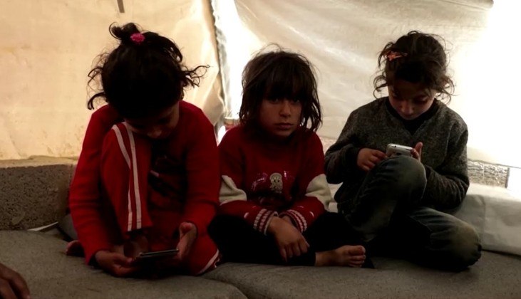 Segundo a Unicef, o fundo da ONU para a infância, 90% das crianças da Síria precisam de assistência humanitária, um crescimento de 20% em relação ao ano passado. Com dez anos de guerra, quase 2,45 milhões de crianças na Síria e outros 750 mil que tiveram de deixar o país estão sem estudar, de acordo com o órgãoAl-Assad completa 20 anos no poder na Síria: da 'moderação' à guerra