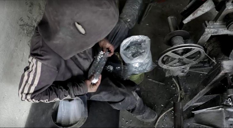 Mohammed passa o dia separando e embalando esponjas de aço na fábrica. Trabalhando 10 horas diárias, ele consegue ganhar 100 liras turcas (o equivalente a US$ 13 ou R$ 73) por mês. O dinheiro é turco por causa dos rebeldes que controlam a região. Essa é toda a renda da família