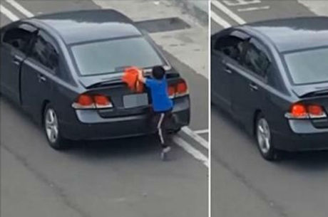 menino sobe no carro mãe