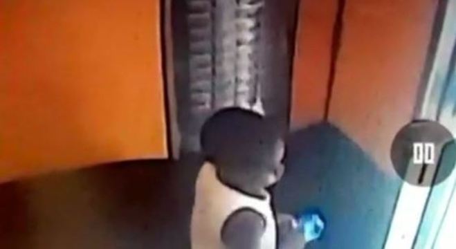 Câmera de monitoramento mostra menino, sozinho, no elevador