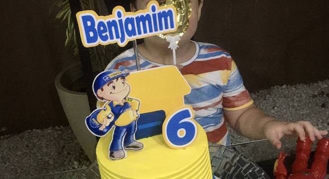 O pequeno Benjamin comemorou seis anos de idade com um bolo em homenagem aos Correios