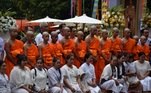 11 meninos e técnico resgatado de caverna na Tailândia são ordenados aprendizes de monges budistas