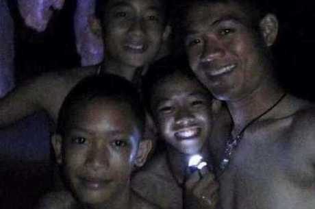 Meninos confinados em caverna na Tailândia