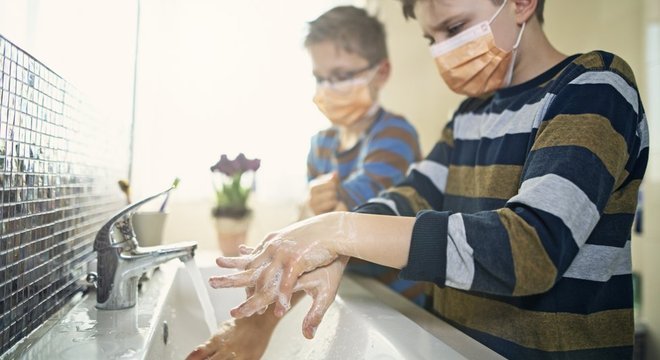 O uso de máscaras deve ser complementado por outros cuidados, como a higienização das mãos