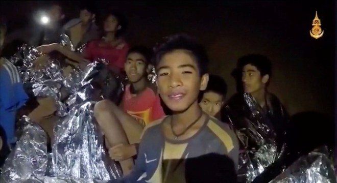 Meninos presos na caverna na Tailândia; ex-marinheiro morreu no resgate