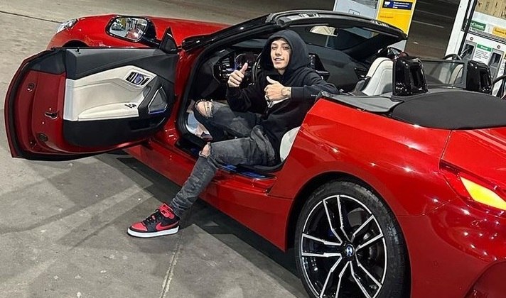 Meno Kabrinha com BMW vermelha