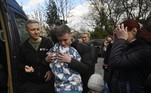 A ONG fretou um ônibus e, levando algumas das mães, fez um longo caminho: primeiro, em direção ao oeste; em seguida, ao norte; depois, ao leste; e, finalmente, ao sul, passando por Polônia, Belarus, Rússia e Crimeia, já que não foi permitido cruzar a linha do 'front' no sul da Ucrânia