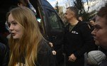 Para a Ucrânia, esses menores são parte dos 16 mil que foram 'sequestrados' pelos russos. Moscou desmente e se felicita por tê-los 'salvado' da guerra e por ter estabelecido procedimentos para reuni-los com as famílias. O TPI (Tribunal Penal Internacional) emitiu, na semana passada, um mandado de prisão contra Vladimir Putin por considerá-lo suspeito de ser responsável pelo 'crime de guerra de deportação ilegal' de menores