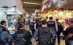 A criatividade para realizar extorsões é tanta que, no início do ano, consumidores registraram o golpe da fruta, principalmente no Mercadão de São Paulo. O local, que é um dos pontos turísticos mais conhecidos de São Paulo, foi alvo de diversas denúncias por parte de consumidores que praticamente foram obrigados pelos vendedores a comprar as frutas, diante de ameaças, comportamentos agressivos e ofensivos ou ainda que pagaram valores errados inseridos nas máquinas de cartão de crédito e débito