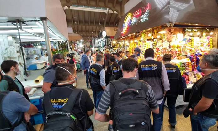 A criatividade para realizar extorsões é tanta que, no início do ano, consumidores registraram o golpe da fruta, principalmente no Mercadão de São Paulo. O local, que é um dos pontos turísticos mais conhecidos de São Paulo, foi alvo de diversas denúncias por parte de consumidores que praticamente foram obrigados pelos vendedores a comprar as frutas, diante de ameaças, comportamentos agressivos e ofensivos ou ainda que pagaram valores errados inseridos nas máquinas de cartão de crédito e débito