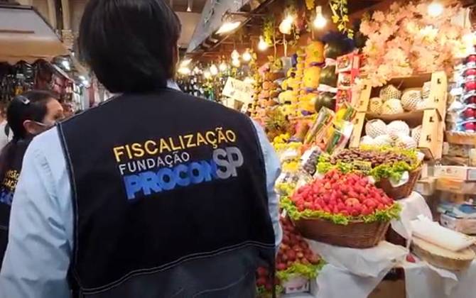 Golpe do Mercadão
Cartão-postal paulistano, o Mercado Municipal de São Paulo
também foi palco de golpes em 2022. Segundo denúncias feitas por visitantes,
com um ótimo atendimento, os funcionários oferecem gratuitamente frutas e
produtos de ampla variedade, e coagem os consumidores a comprar os produtos por
valores de R$ 300 a R$ 500. Houve casos em que as vítimas que se negaram a
pagar foram ofendidas e até ameaçadas. A repercussão do caso gerou
fiscalizações do Procon e autuação de várias lojas no Mercadão de SP
