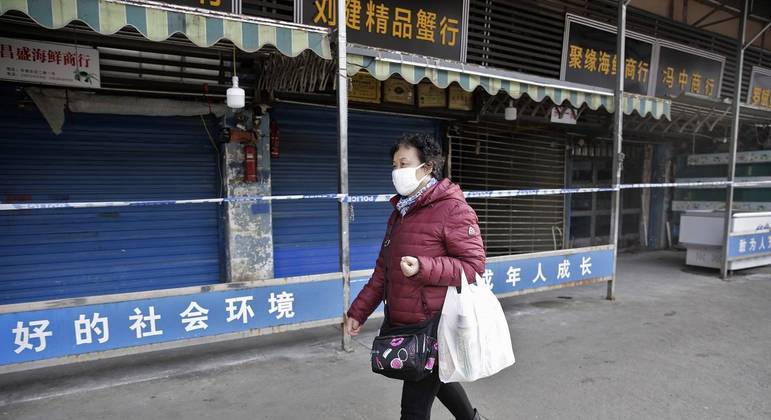 Mercado que vendia animais vivos em Wuhan foi apontado como local de origem da Covid-19
