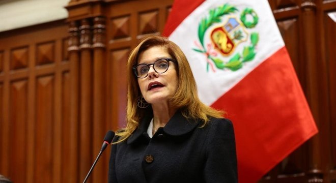 Vice-presidente Mercedes Aráoz prestou juramento como presidente interina do país