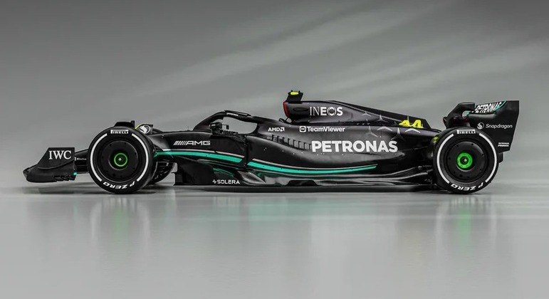 Apesar de ter sido retomado em 2022, o tradicional prata foi abandonado. A temporada de 2023 marca a terceira vez que a equipe do austríaco Toto Wolff utiliza o preto. A primeira vez aconteceu em 2020, como forma de protesto por mais diversidade na F-1. A segunda, na temporada de 2021