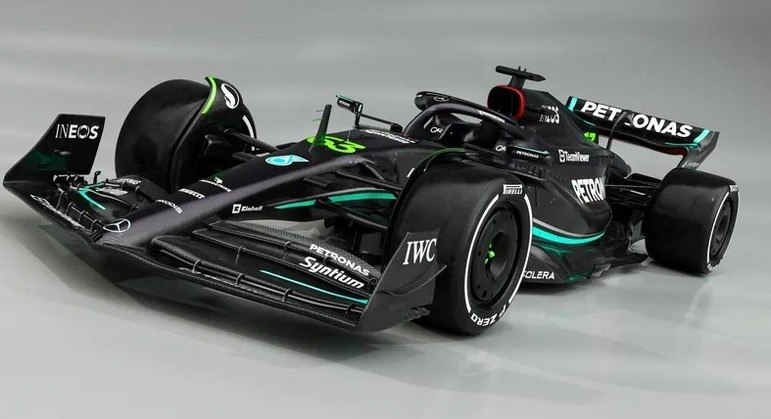 Com Hamilton e Russell, a escuderia espera retomar a liderança do Campeonato de Construtores e, talvez, ter um piloto campeão. Mick Schumacher foi contratado para ser o piloto reserva da Mercedes e participou do lançamento