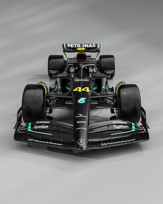 De volta às cores pretas, a Mercedes apostou em pouca cor para 