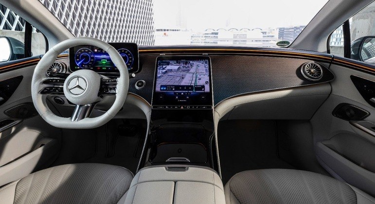 Central multimídia tem 12,8 polegadas com sistema MBUX com conexão com Android Auto e Apple CarPlay
