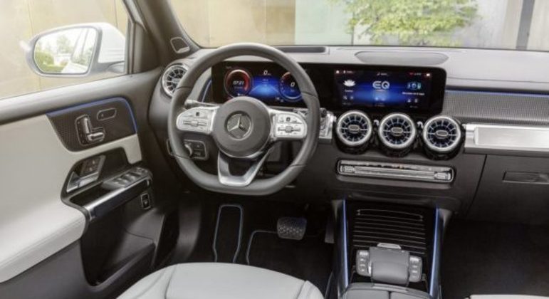 Central multimídia tem sistema MBUX com conexão com Android Auto e Apple CarPlay