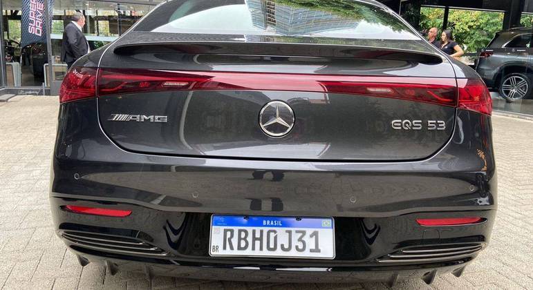 Sedã eletrificado tem um grande farol que toma toda traseira do veículo