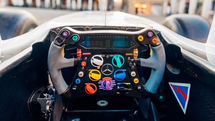 O veículo será vendido com o volante de alta tecnologia, que possui diversas funções, como a de comunicação em rádio. Os cintos também permanecem no carro, assim como os pneus e o banco