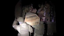 Mercenários russos pregam caixões de soldados ucranianos mortos na guerra; assista