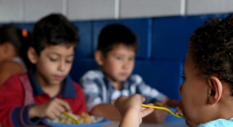 Estudantes almoçam em escola de São Paulo; governo anuncia reajuste do valor da merenda escolar