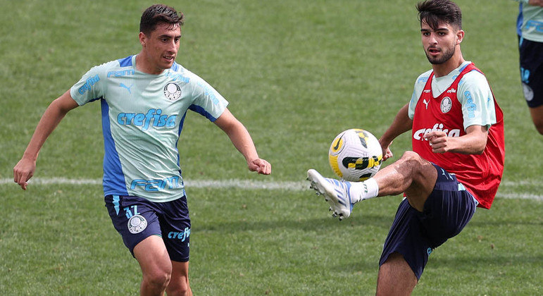 Merentiel e López disputam a bola em treino realizado na Academia de Futebol do Palmeiras