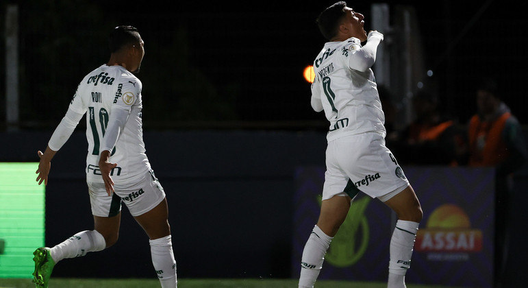 Merentiel (à direita) comemora gol anotado no empate entre Palmeiras e RB Bragantino