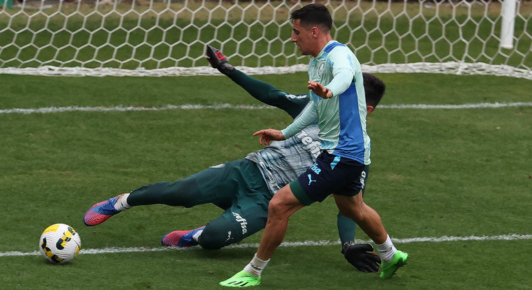 Merentiel divide a bola com o goleiro Vinicius Silvestre em treino do Palmeiras visando o Santos