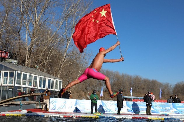 Em Shenyang, no nordeste chinês, um homem decidiu fazer seu mergulho com a bandeira do país 